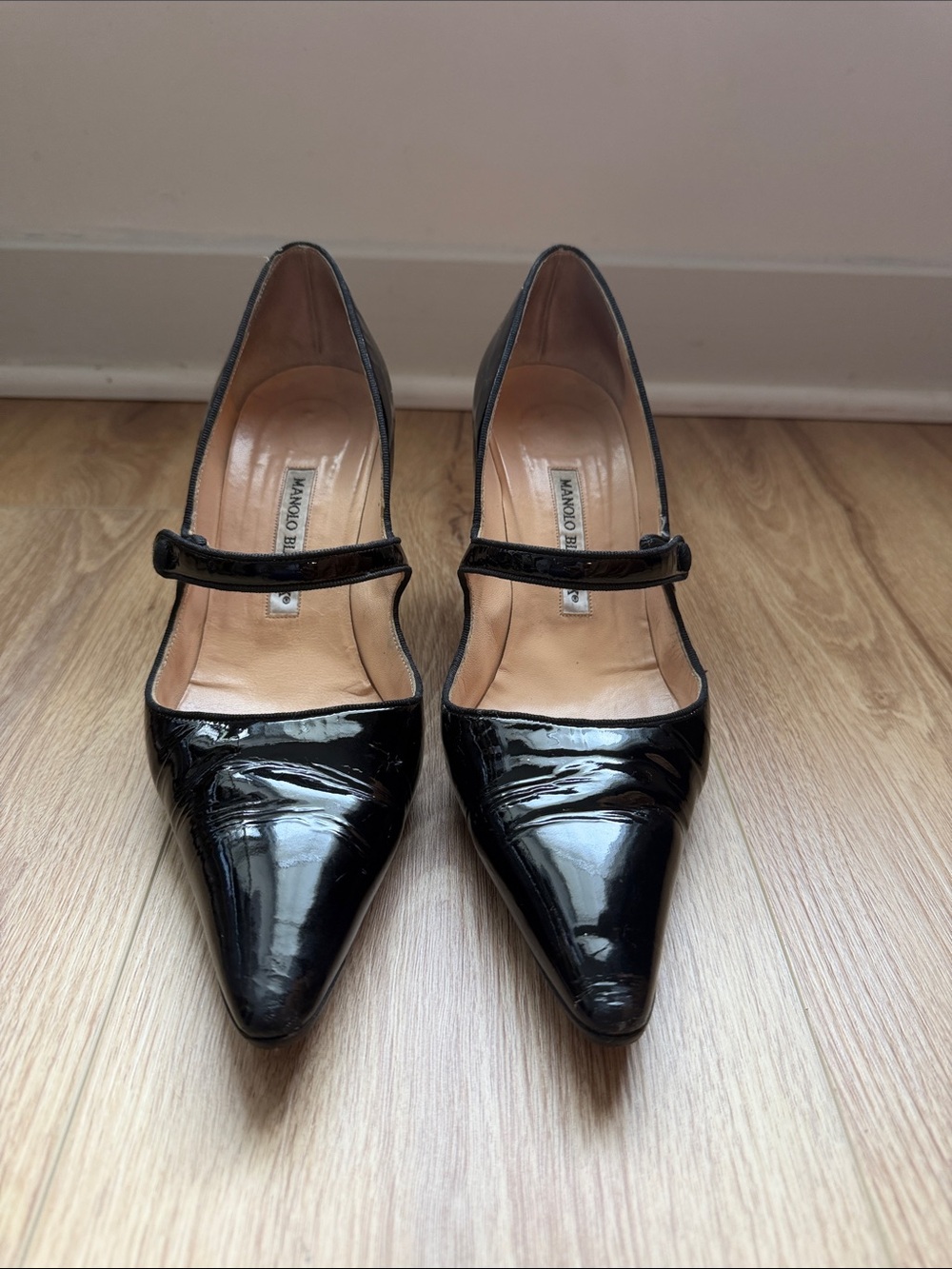 Manolo Blahnik Classic Black Patent Pointed-Toe Mary Jane Pumps Sz 39 - Picture 2 of 5